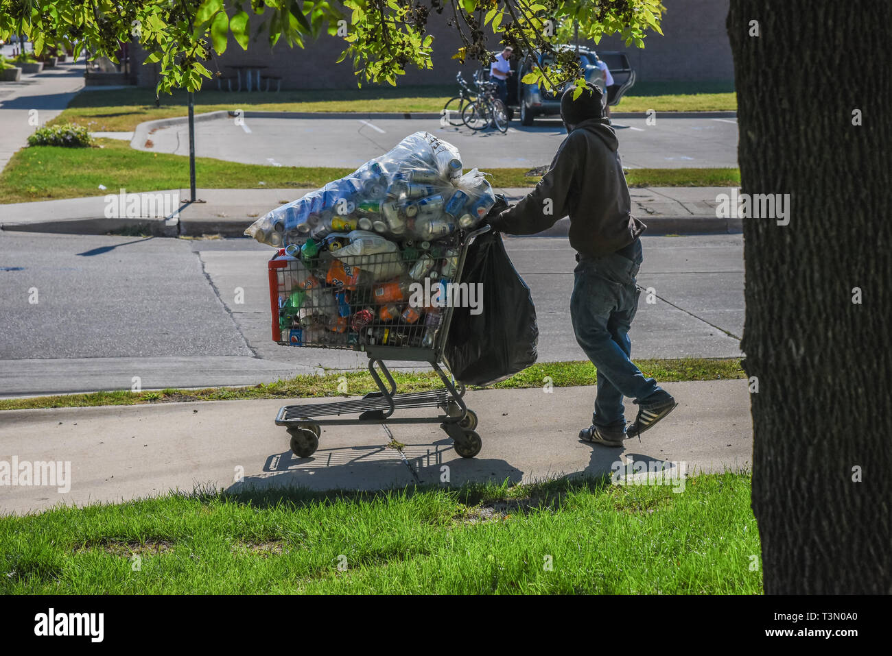 Cedar Rapids, Iowa - 17. August 2014: "Iowa" Flasche Bill' hilft Wurf durch die Rückgewinnung von Getränkeverpackungen für Recycling wie dieser Mann zu reduzieren, ist Colle Stockfoto