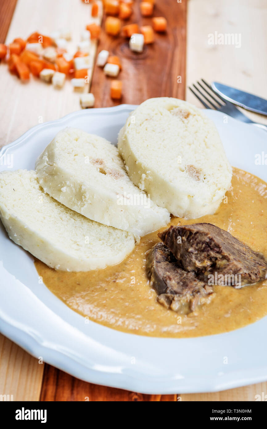 Tschechische Küche Rinderfilet und Sahnesauce und Knödel Stockfoto