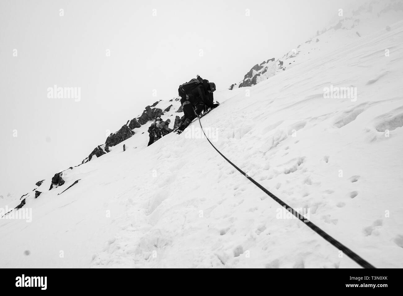 Gruppe von Alpinisten aufsteigen und erreichen eine der spektakulärsten Gipfel im Retezat Nationalpark, Rumänien Stockfoto