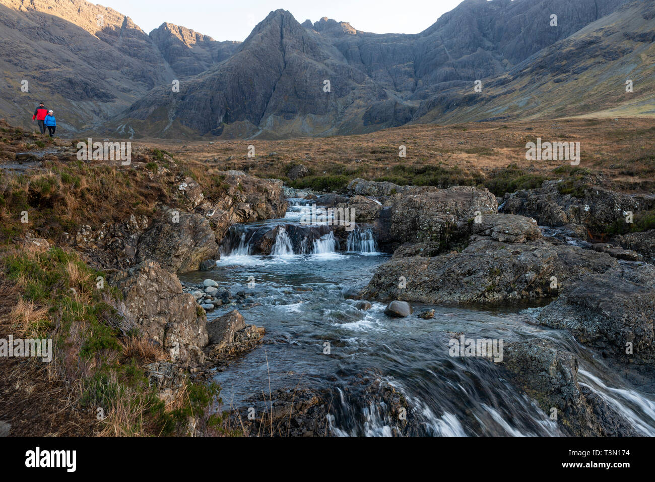 Fairy Pools auf dem Fluss spröde mit den Cuillin Hills im Hintergrund, Isle of Skye, Hochland, Schottland, Großbritannien Stockfoto