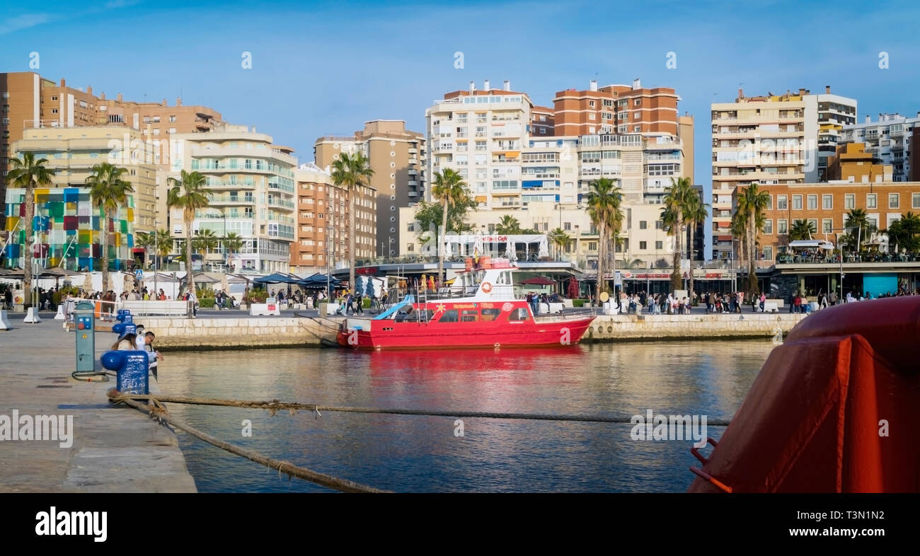 Schiff an der Muelle Uno vertäut. Malaga, Costa del Sol, Provinz Malaga, Andalusien, Südspanien. Stockfoto