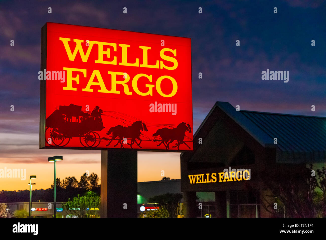 Die Wells Fargo Bank Filiale in Lawrenceville (Atlanta Metro), Georgien. (USA) Stockfoto