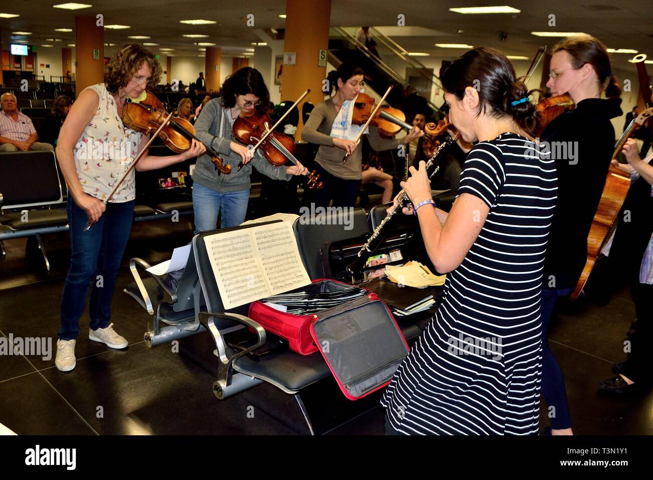 Professionelle Musiker im Wartezimmer - Flughafen Jorge Chavez in Lima. Abteilung von Lima Peru Stockfoto