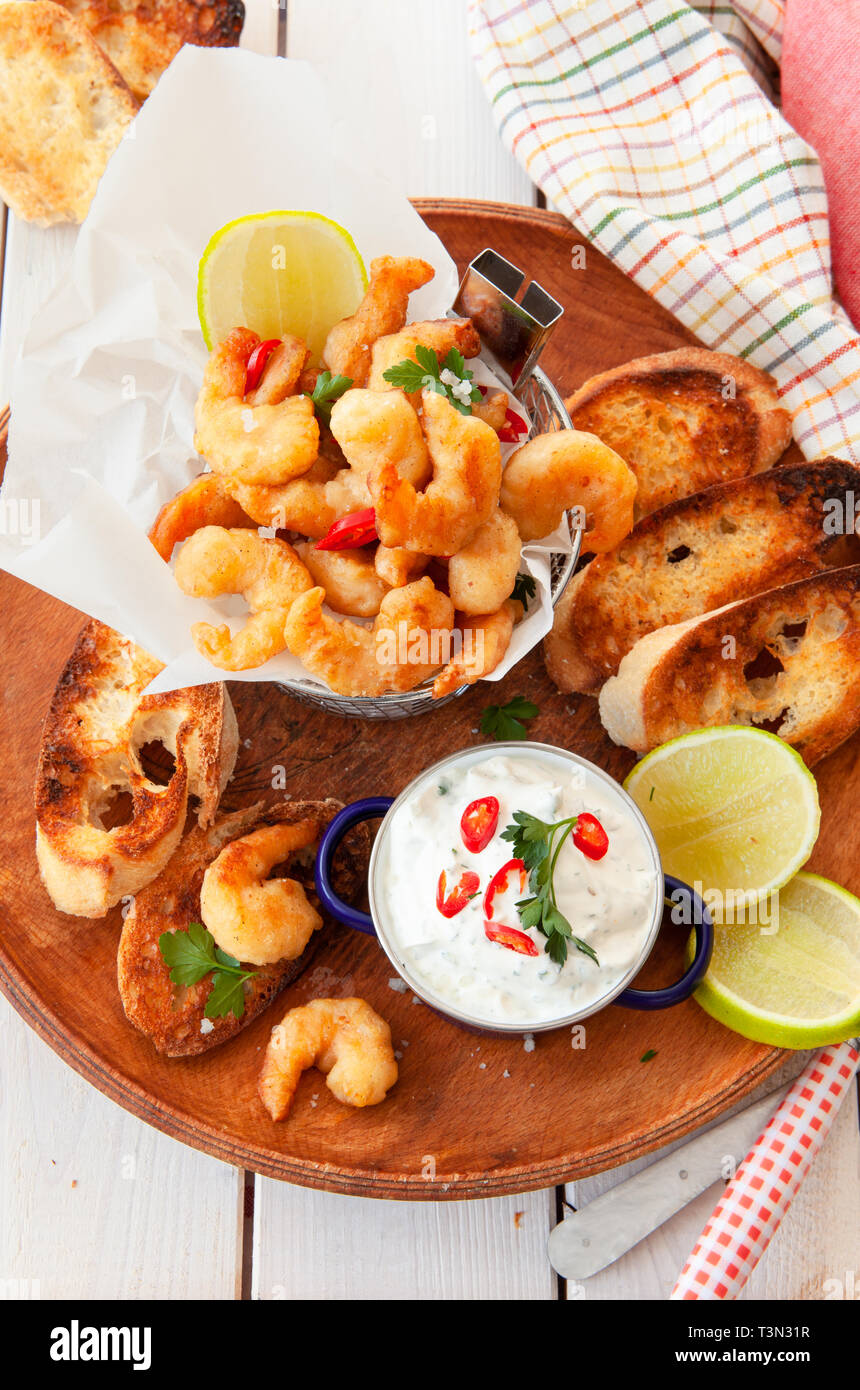 Popcorn frittierte Garnelen mit Knoblauch dip und geröstetem Brot Stockfoto