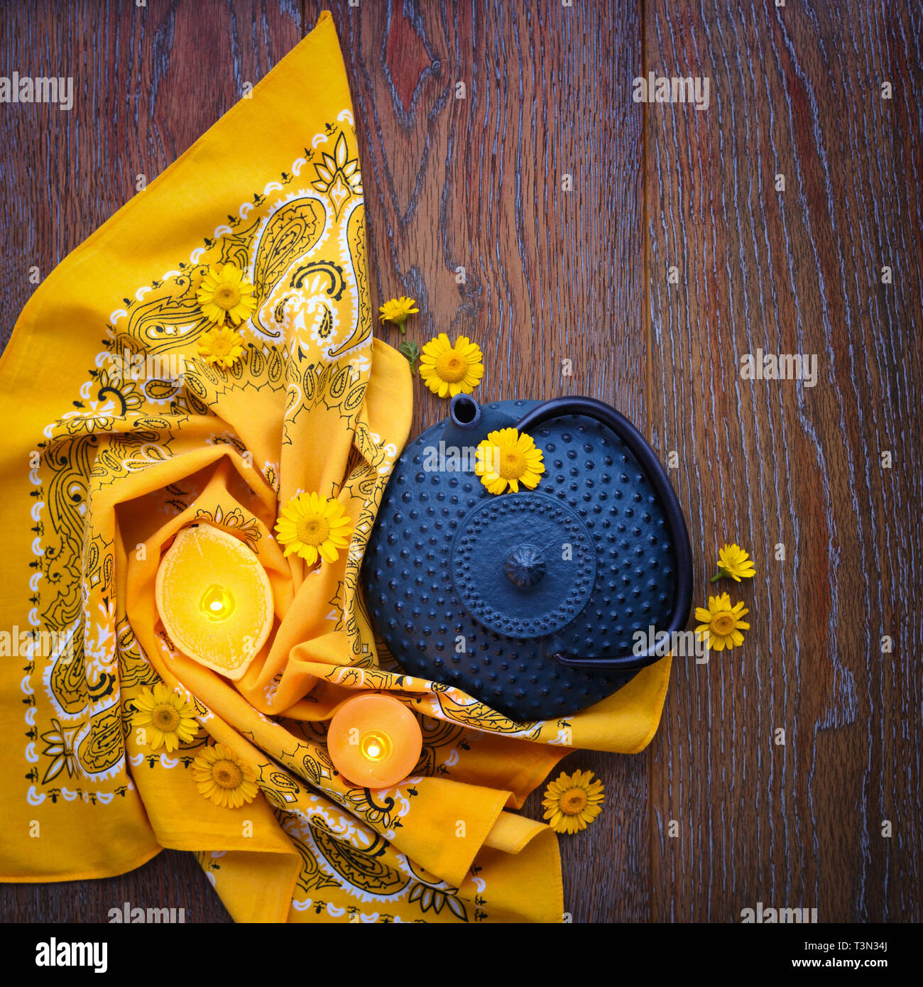 Bugeleisen Blau Teekanne Mit Gelben Ganseblumchen Blumen Und Kerzen Auf Holz Hintergrund Ansicht Von Oben Stockfotografie Alamy