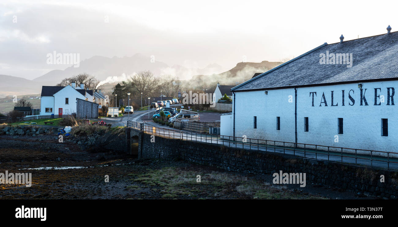 Talisker Distillery in carbost am Loch Harport, Isle of Skye, Hochland, Schottland, Großbritannien Stockfoto