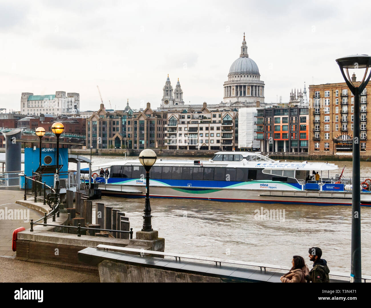 Ein Thames Clipper Docks an Bankside Pier, London, UK, die St Paul's Kathedrale im Hintergrund Stockfoto