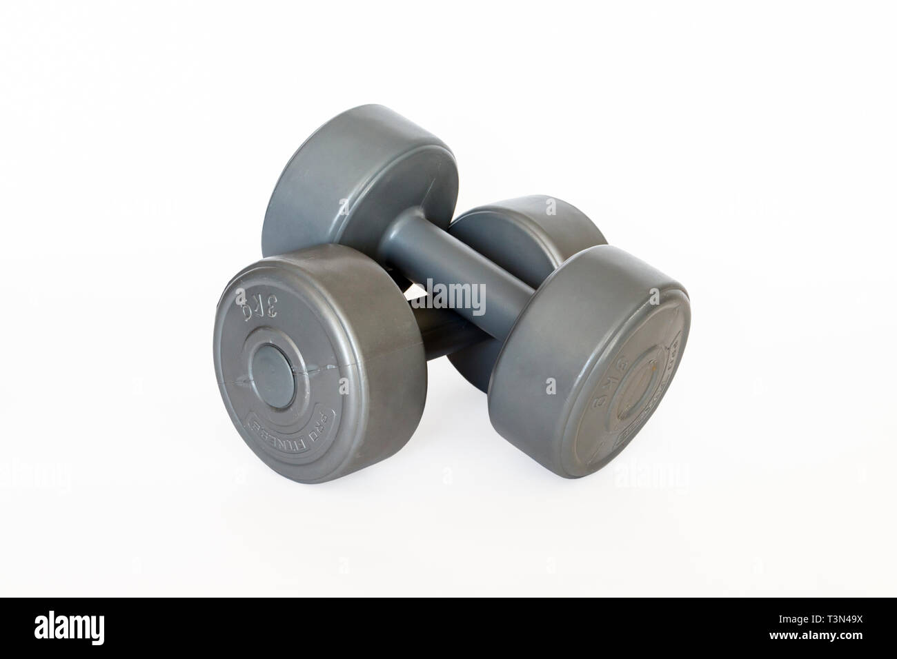 Zwei graue Kunststoff-überzogene 3 kg dumb-bell Gewichte auf weißem Hintergrund Stockfoto