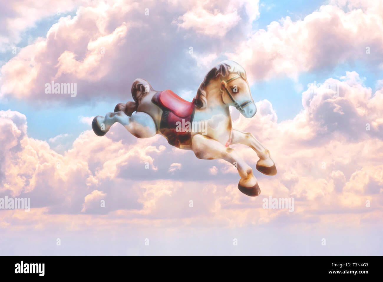Konzept Bild eines altmodischen Spielzeug Schaukelpferd durch den Himmel fliegen, die rosa Wolken auf seinem Körper widerspiegelt Stockfoto