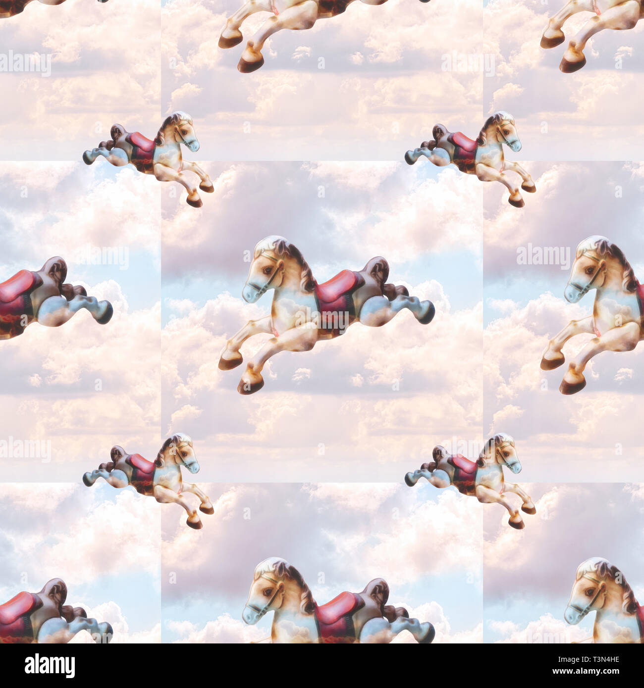 Wiederholen tile Image der altmodischen toy Schaukelpferde fliegen durch den Himmel, worin sich die rosa Wolken Stockfoto