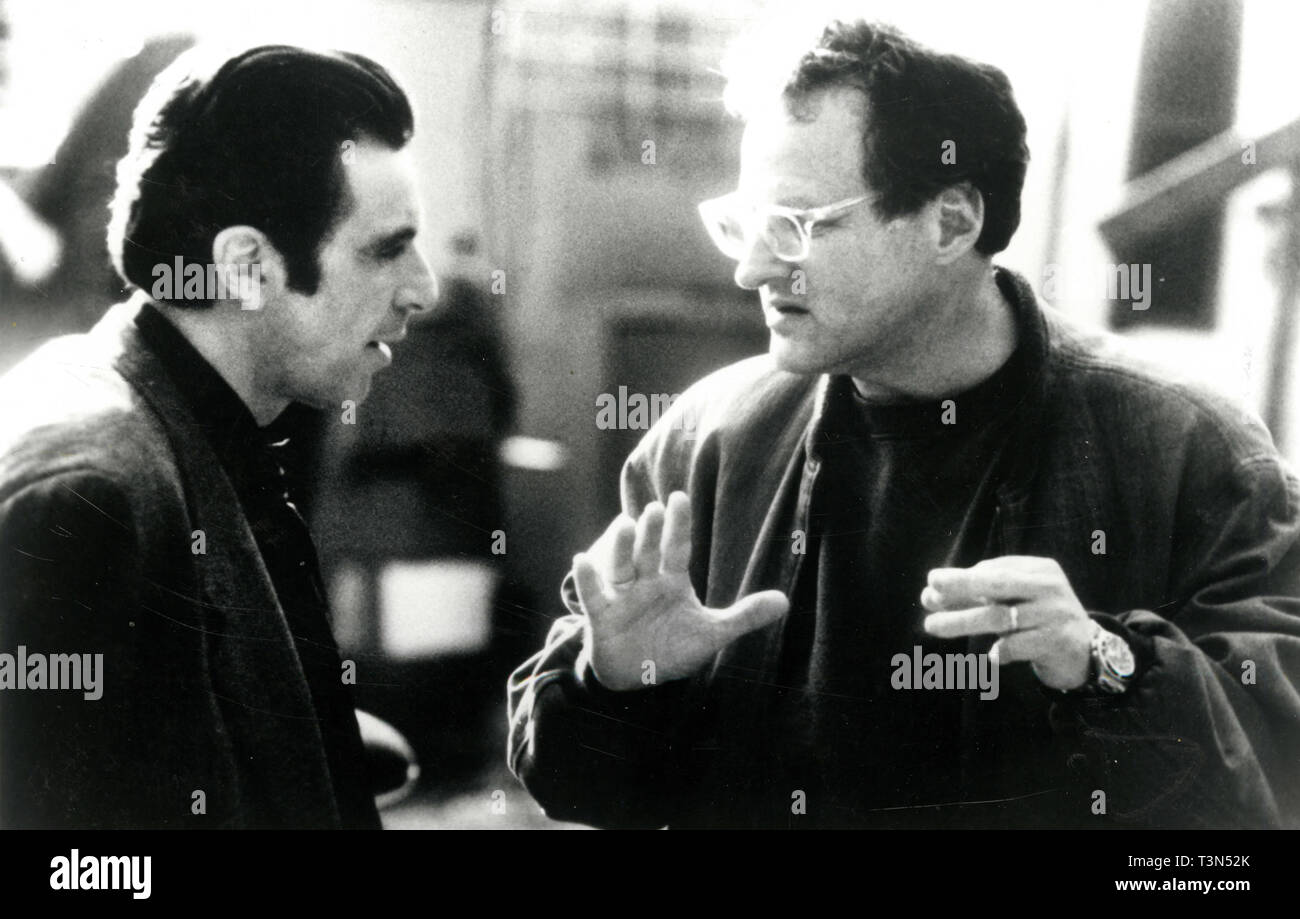 Schauspieler Al Pacino und Regisseur Michael Mann am Set des Films Wärme, 1990 s Stockfoto