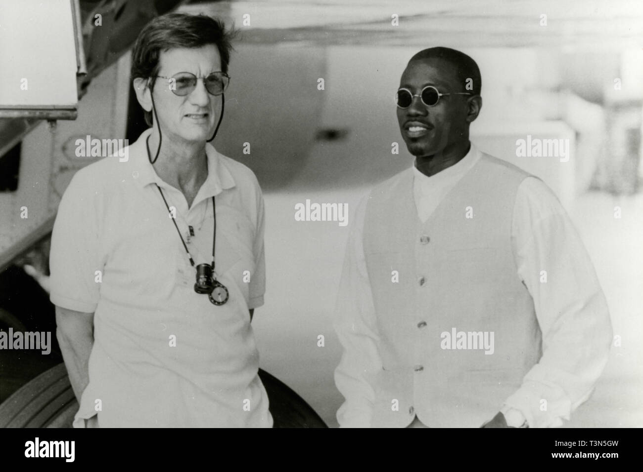 Regisseur John badham und Wesley Snipes auf dem Set des Films Drop Zone, 1994 Stockfoto