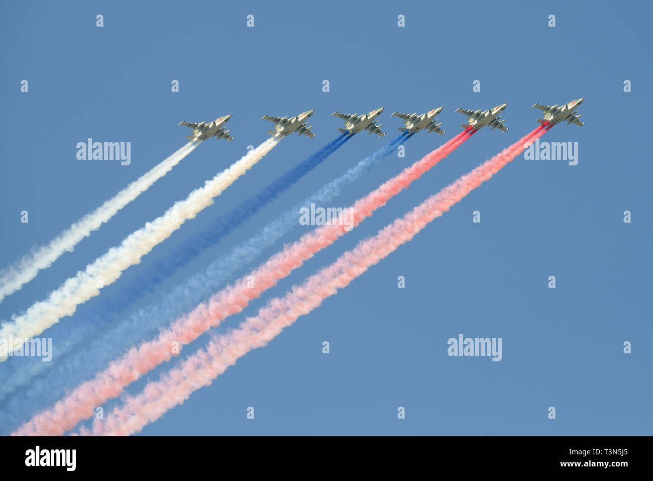 ST. PETERSBURG, Russland - 29. Juli 2018: Die SU-25 Angriff Flugzeuge mit raucht der Blüten einer Flagge von Russland auf einer Militärparade zu Ehren des Navy Day Stockfoto