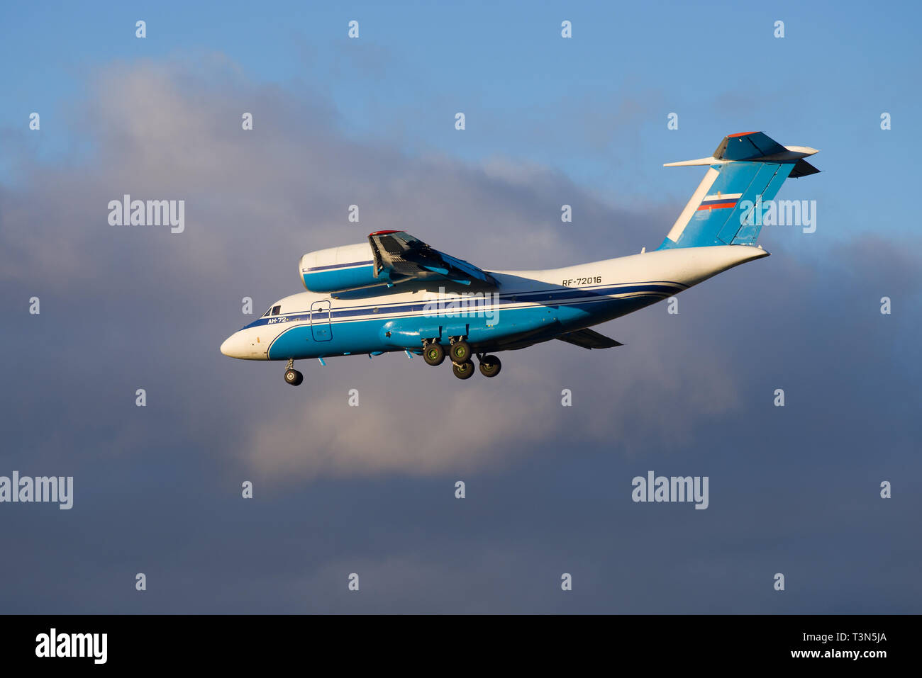 SAINT-Petersburg, Russland - 25. OKTOBER 2018: Flugzeuge Antonov An-72 (RF -72016) der Russischen Grenze Schutz auf einer Glide path gegen einen bewölkten Himmel Stockfoto