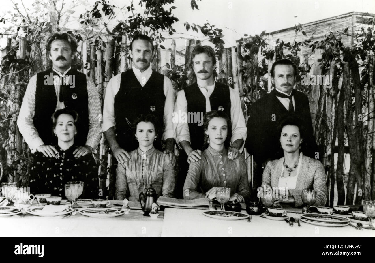 Michael Madsen, Kevin Kostner, Linden Ashby, David Andrews, Catherine O'Hara, Mare Winningham, Allison Elliott und Jo Beth Williams im Film Wyatt Earp, 1994 Stockfoto