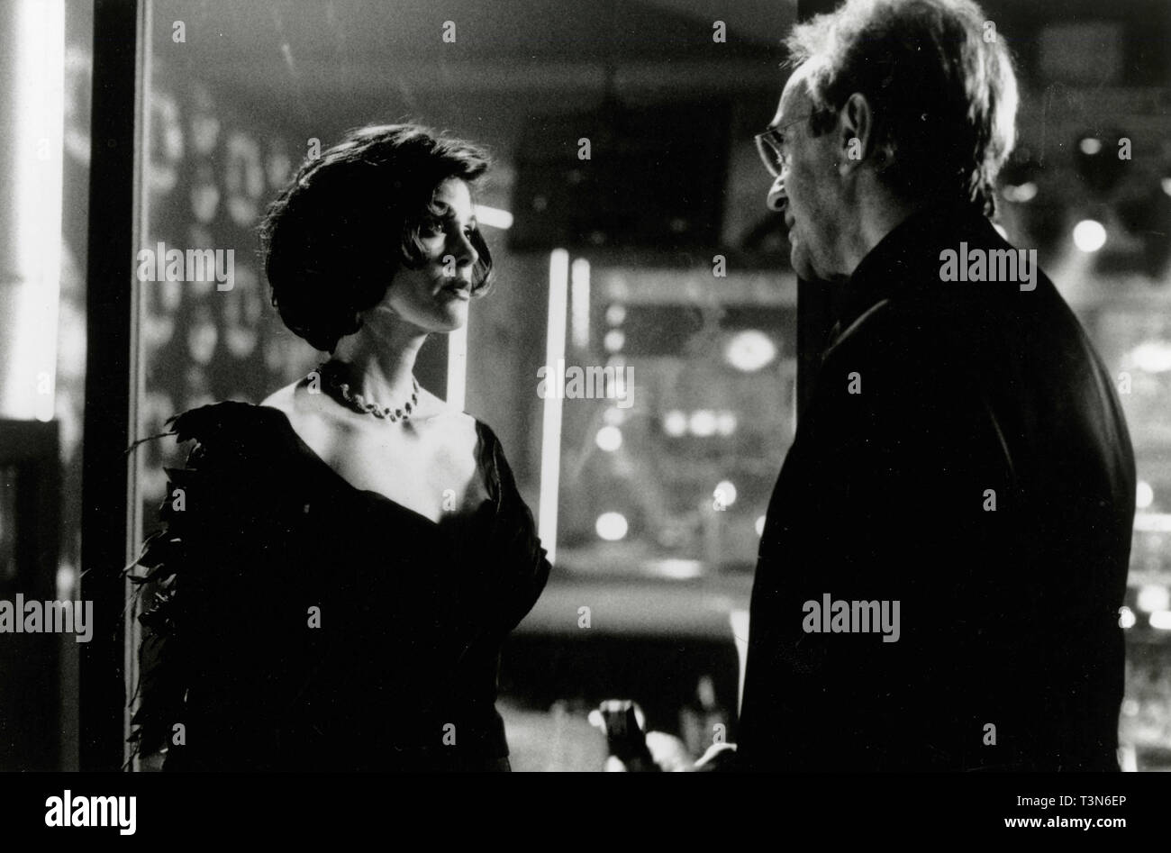 Teri Hatcher und Roger Spottiswoode im Film 007 Der Morgen stirbt nie", 1997 Stockfoto