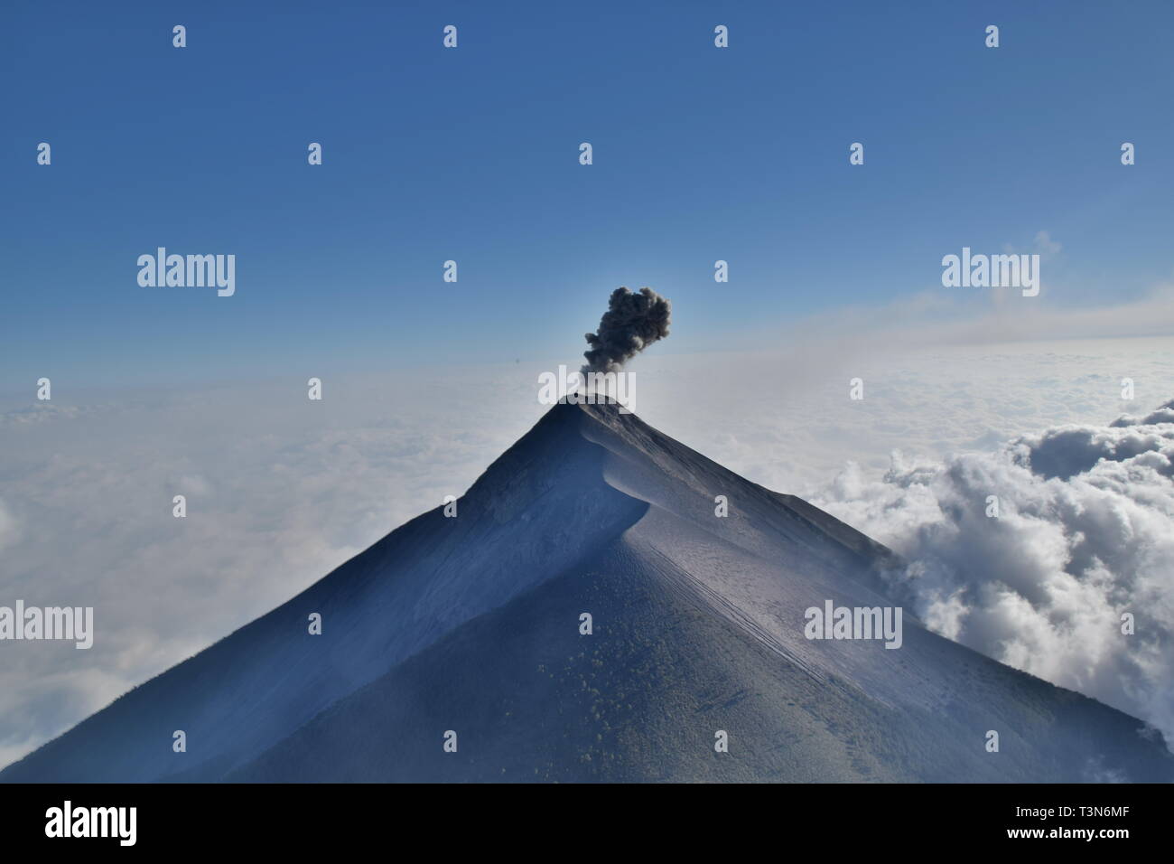 Fuego Volcano sichtbar von acatenango Vulkan Stockfoto