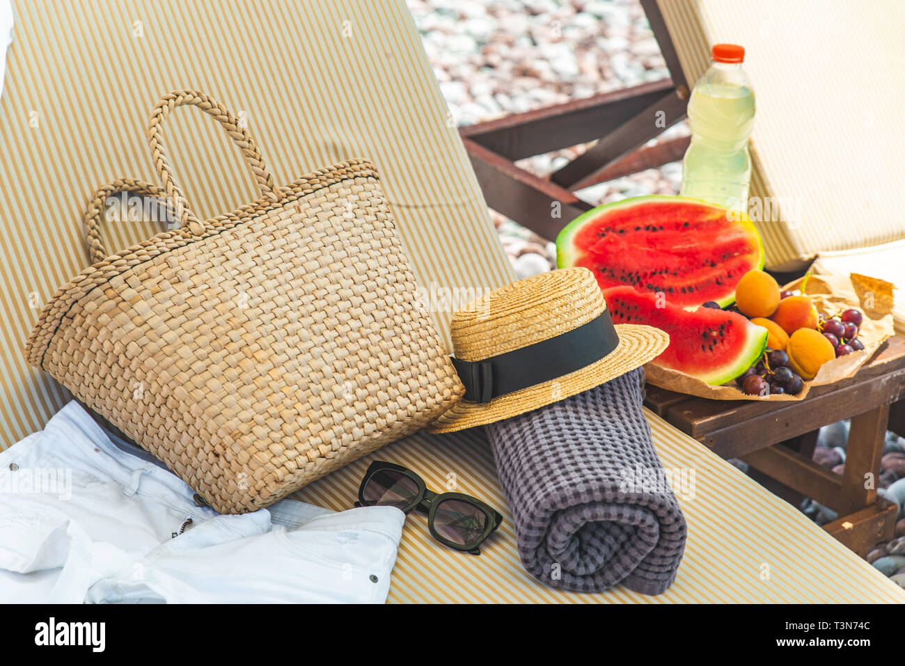 Strand stuff bag Handtuch Decke auf Sun mehr. Obst auf dem Tisch. Sommer Urlaub Stockfoto