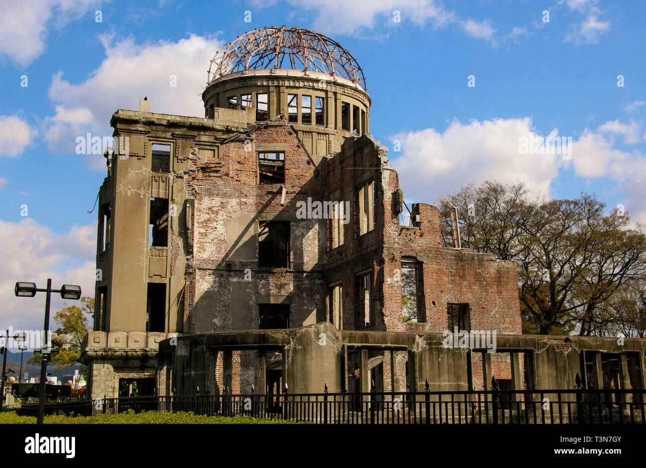 HIROSHIMA, Japan - 01 April, 2019: Atomic Bomb Dome oder A-Bombe Kuppel (Genbaku Dome-mae), ein Teil des Hiroshima Peace Memorial Park in Hiroshima, Japa Stockfoto