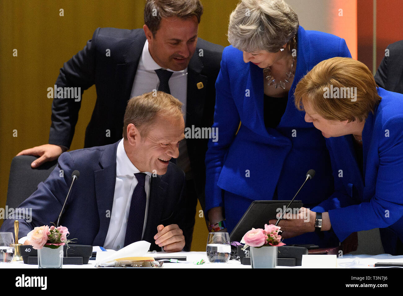 Brüssel, Belgien - 10 April: (L-R) Präsidenten des Europäischen Rates, Donald Tusk, der britische Premierminister Theresa May und die deutsche Bundeskanzlerin Angela Merkel sprechen zu einem Runden Tisch am 10. April 2019 in Brüssel, Belgien. Theresa können offiziell präsentiert ihr Fall in die Europäische Union für eine kurze Verzögerung Brexit bis zum 30. Juni 2019. Die anderen Staats- und Regierungschefs der EU werden dann besprechen dann, wie bei einem Abendessen ohne sie zu reagieren. (Foto von Leon Neal - Pool/Getty Images) Stockfoto