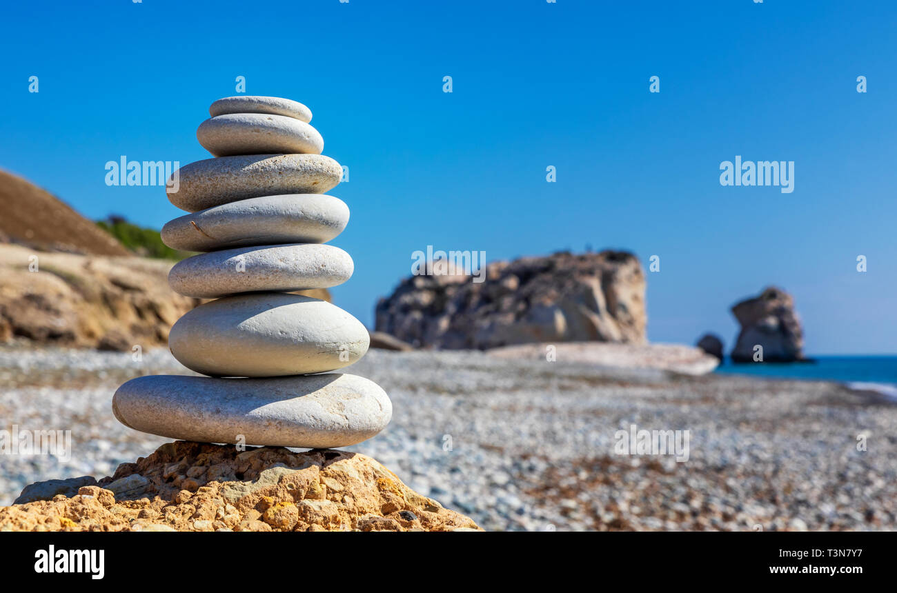 Stapel von Steinen auf Aphrodite Beach, Zypern Stockfoto