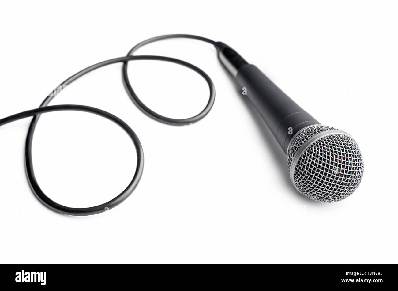 Mikrofon mit Curly Kabel auf weißem Hintergrund Stockfoto