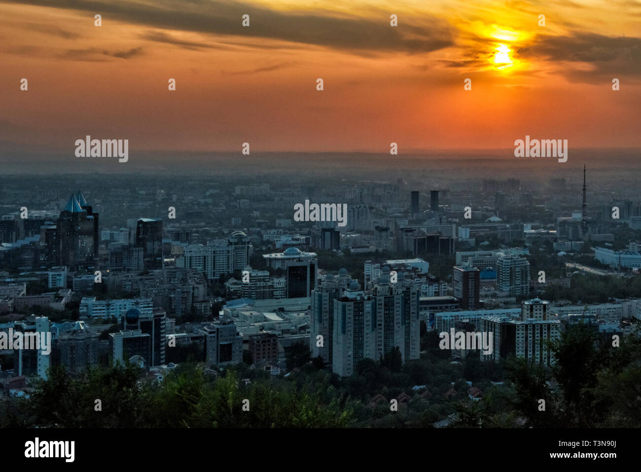 Sonnenuntergang von Almaty Stadtbild von Kok - tobe Hill, Almaty, Kasachstan Stockfoto