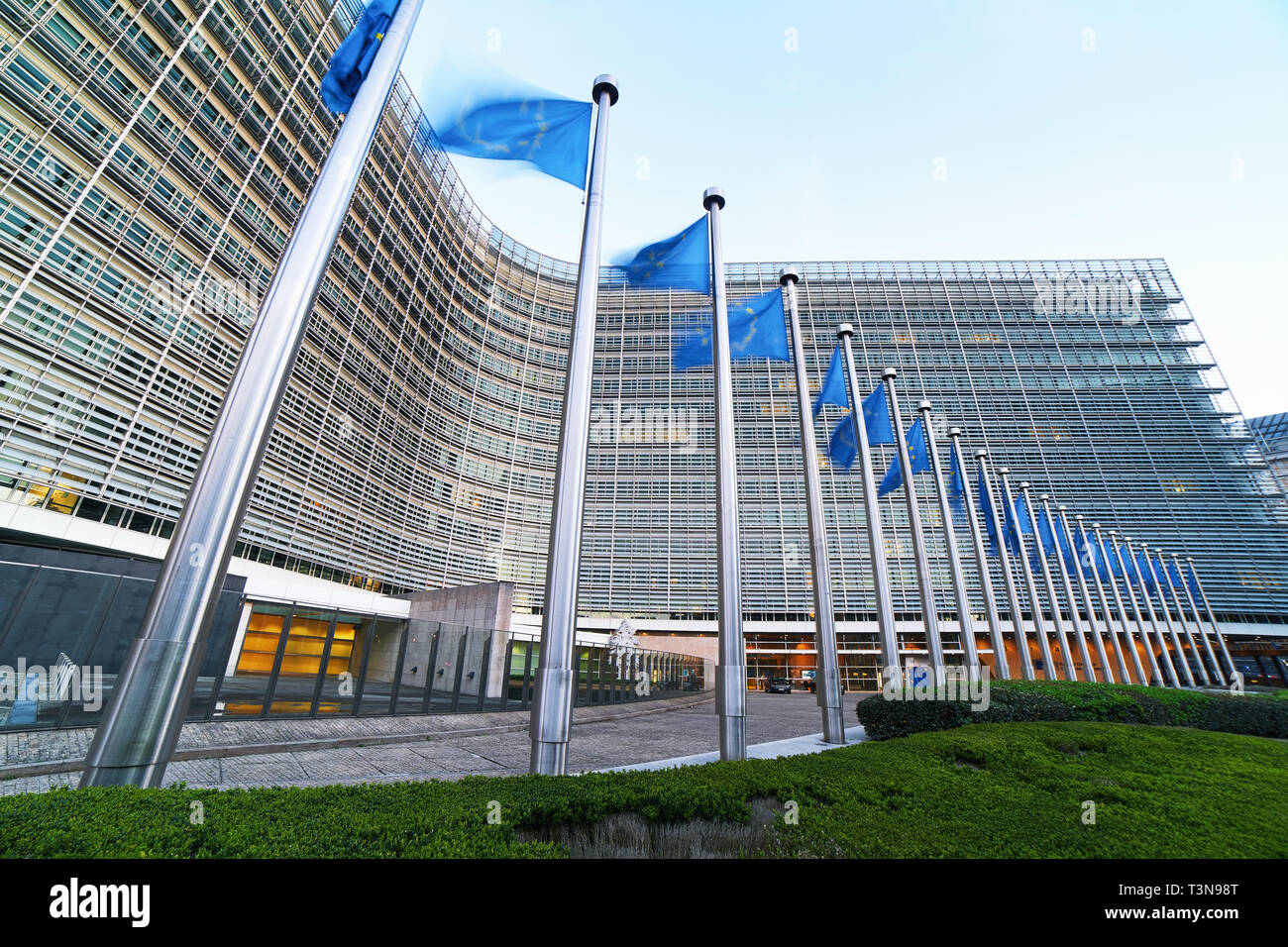 Europäische Union EU-Flaggen schwenkten vor dem Berlaymont-Gebäude, dem Sitz der Europäischen Kommission in Brüssel. Stockfoto
