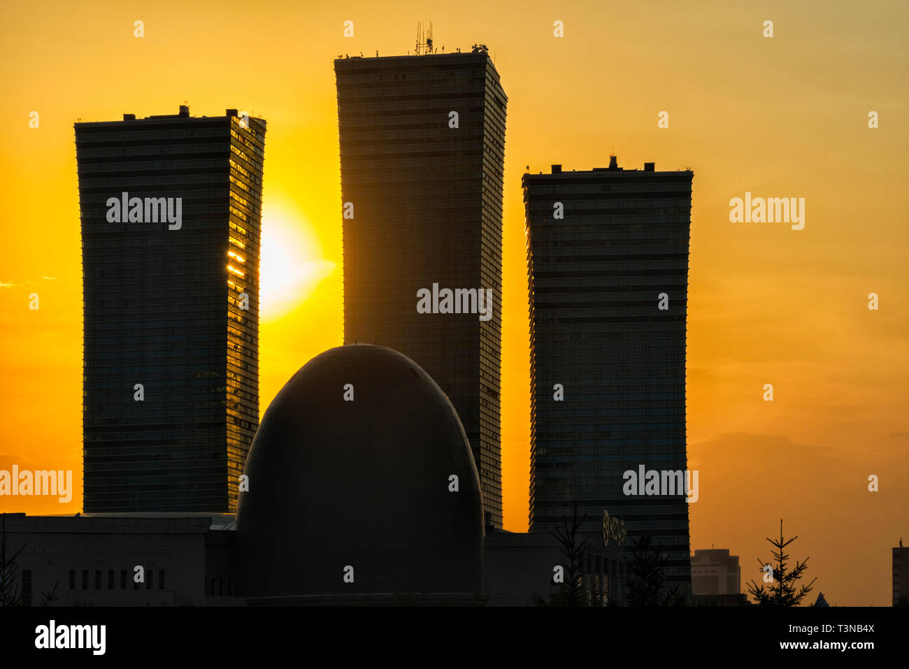 Northern Lights Apartment Gebäude und Ei-förmigen Gebäude der Nationalen Archiv bei Sonnenuntergang, Astana, Kasachstan Stockfoto