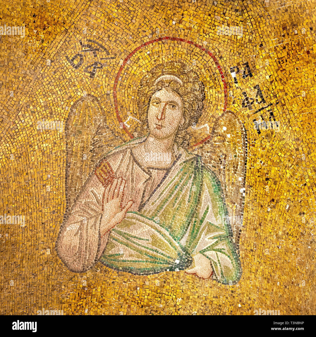 Byzantinisches Mosaik der Erzengel Raphael, Segen, mit seiner rechten Hand. Pammakaristos Kirche, Istanbul - 11. Oktober 2013 Stockfoto