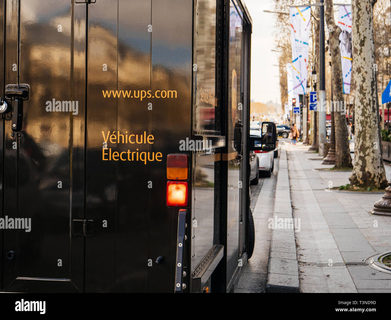 Paris, Frankreich - Mar 19, 2019: UPS United Parcel Service Elektrische van  auf der Avenue des Champs Elysees boulevard Lieferung von Paket ohne  Auswirkungen auf die Umwelt geparkt Stockfotografie - Alamy