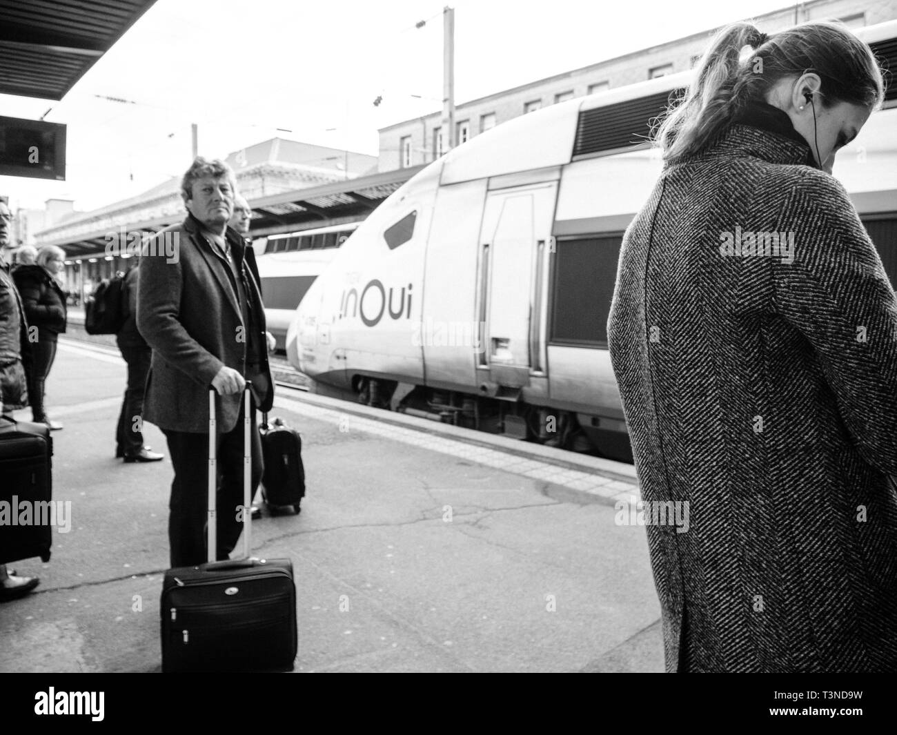 Paris, Frankreich, 19.März 2019: Pendler ungeduldig warten in der Nähe der TGV schnelle InOui Bahnhof im Zentrum von Gare de l'Est Pariser Bahnhof - Sonniger Morgen auf der Schiene Plattform - Schwarz und Weiß Stockfoto