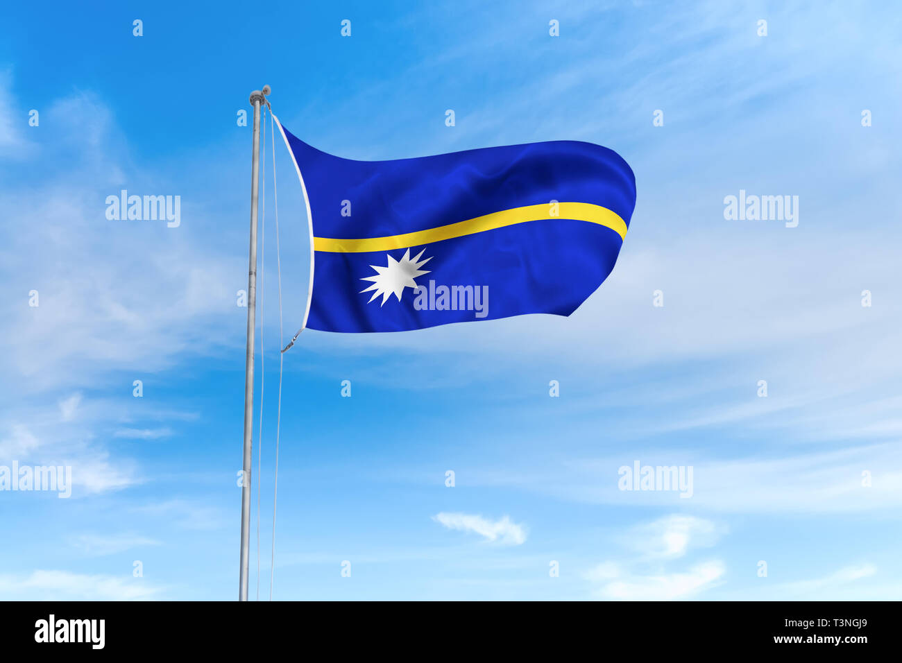Nauru Flagge weht im Wind über blauen Himmel Hintergrund Stockfoto