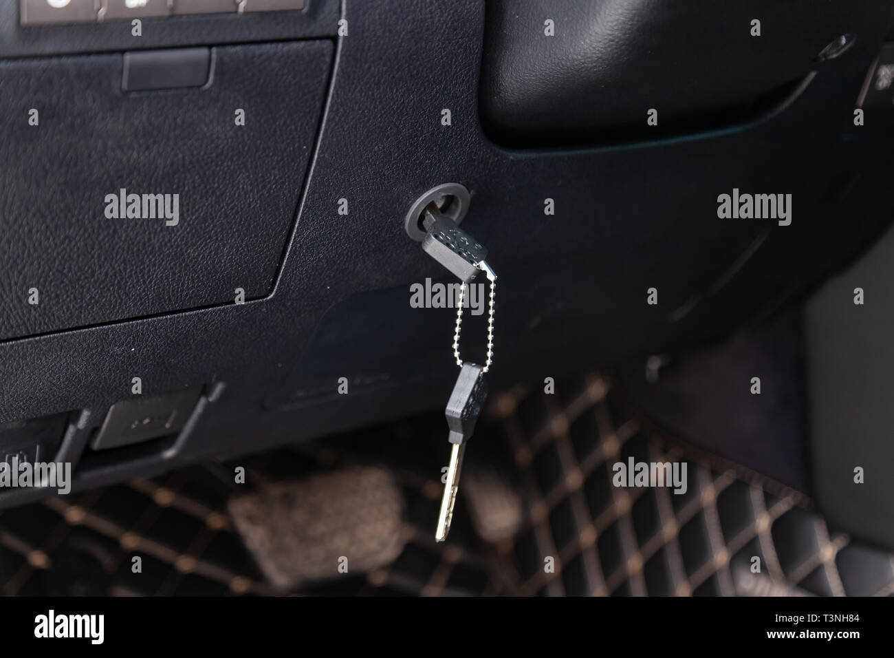 Moderne Diebstahlsicherung Werkzeug für das Auto in der Form der  Lenksäulenverriegelung, die mit einer Taste gesperrt ist und auf der  Unterseite der Innenverkleidung installiert. Fahrzeug Stockfotografie -  Alamy