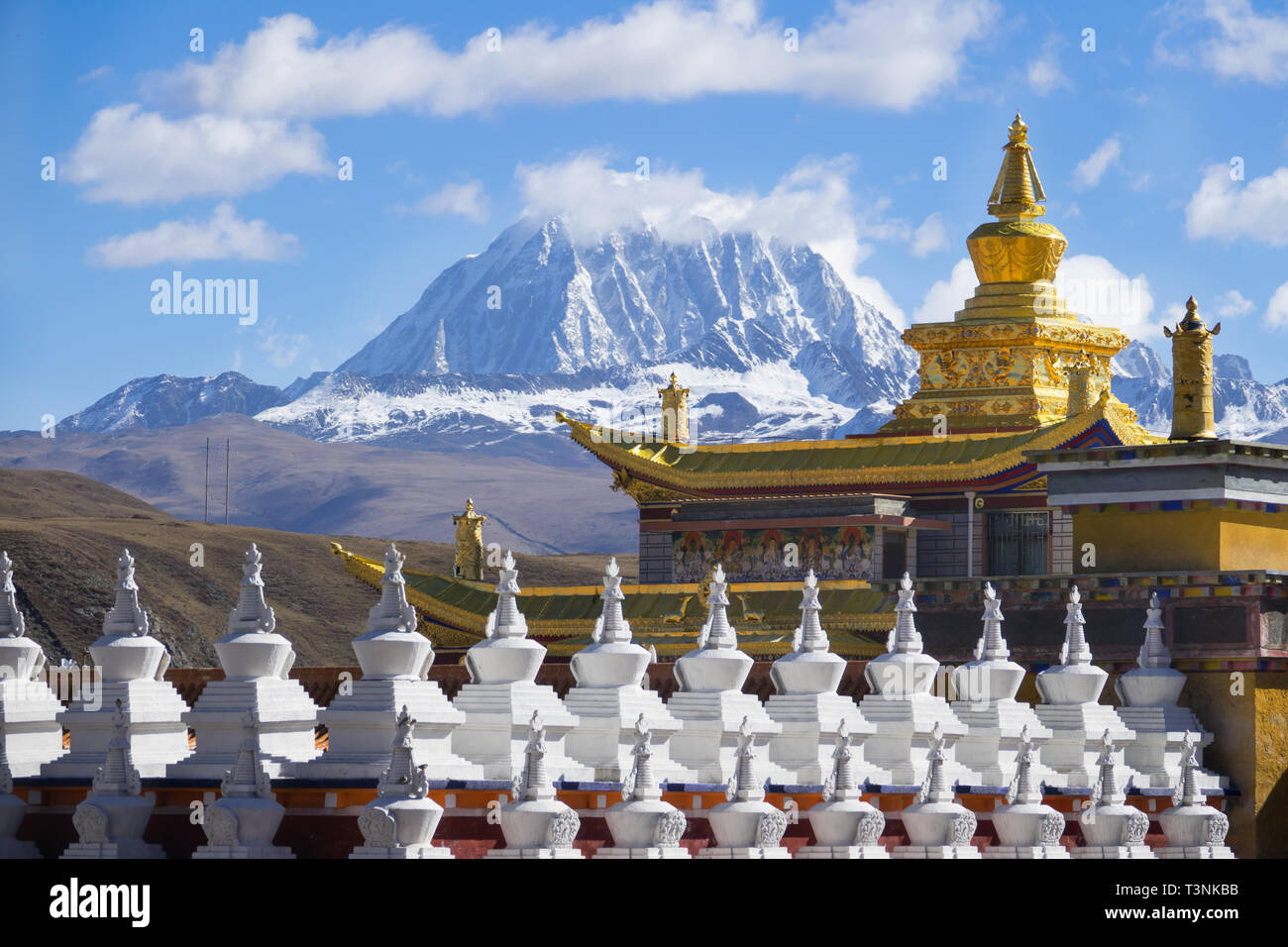 Tagong Tempel und Hintergrund tibetischen Heiligen Berg Mt. Yala und Sichuan, China. Stockfoto