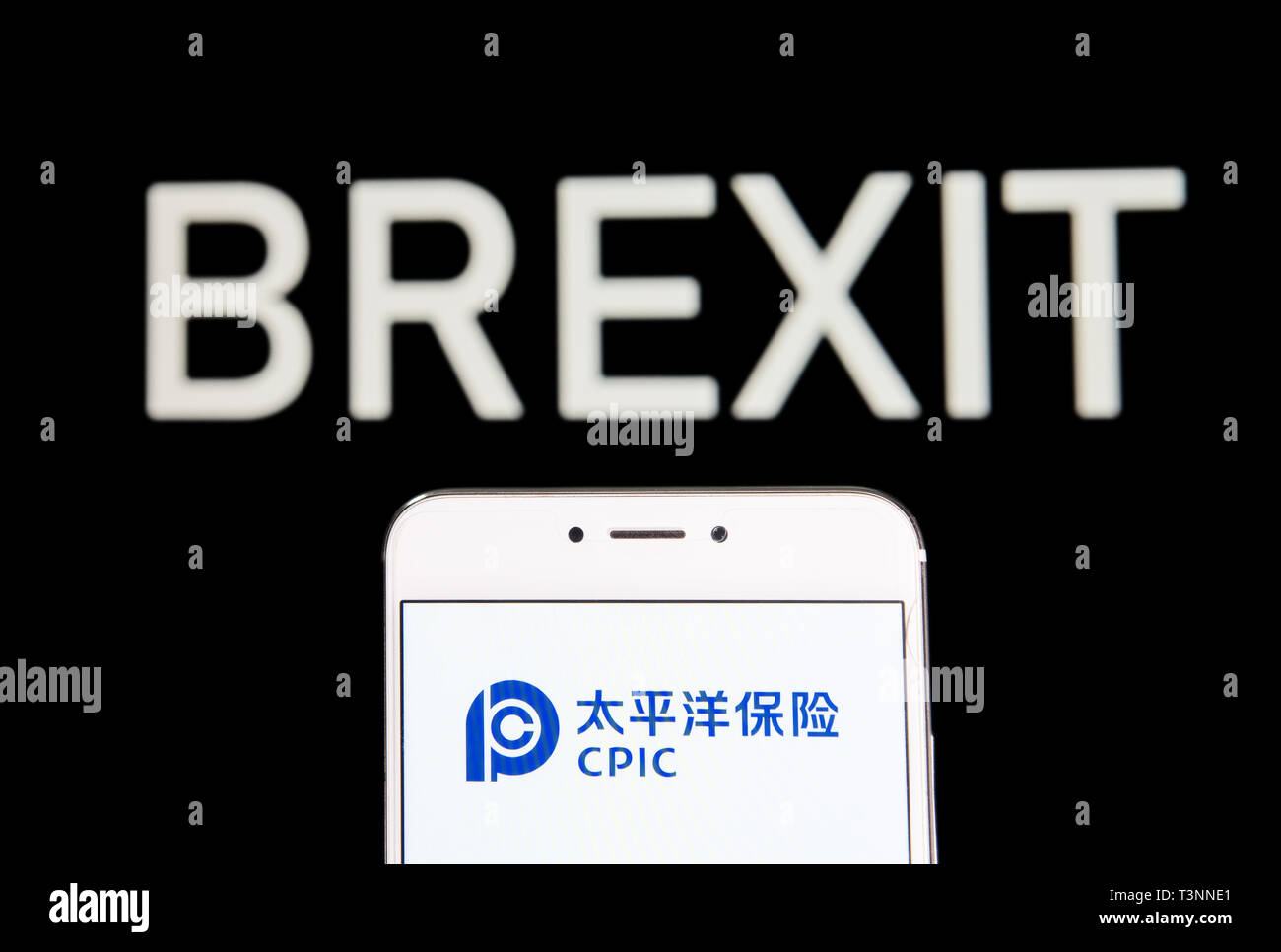 Hong Kong. 5 Apr, 2019. In diesem Foto Illustration einer chinesischen Versicherungsgesellschaft China Pacific Insurance (CPIC) Logo auf einem Android mobile Gerät mit einem Brexit Nachricht im Hintergrund zu sehen ist. Credit: Budrul Chukrut/SOPA Images/ZUMA Draht/Alamy leben Nachrichten Stockfoto