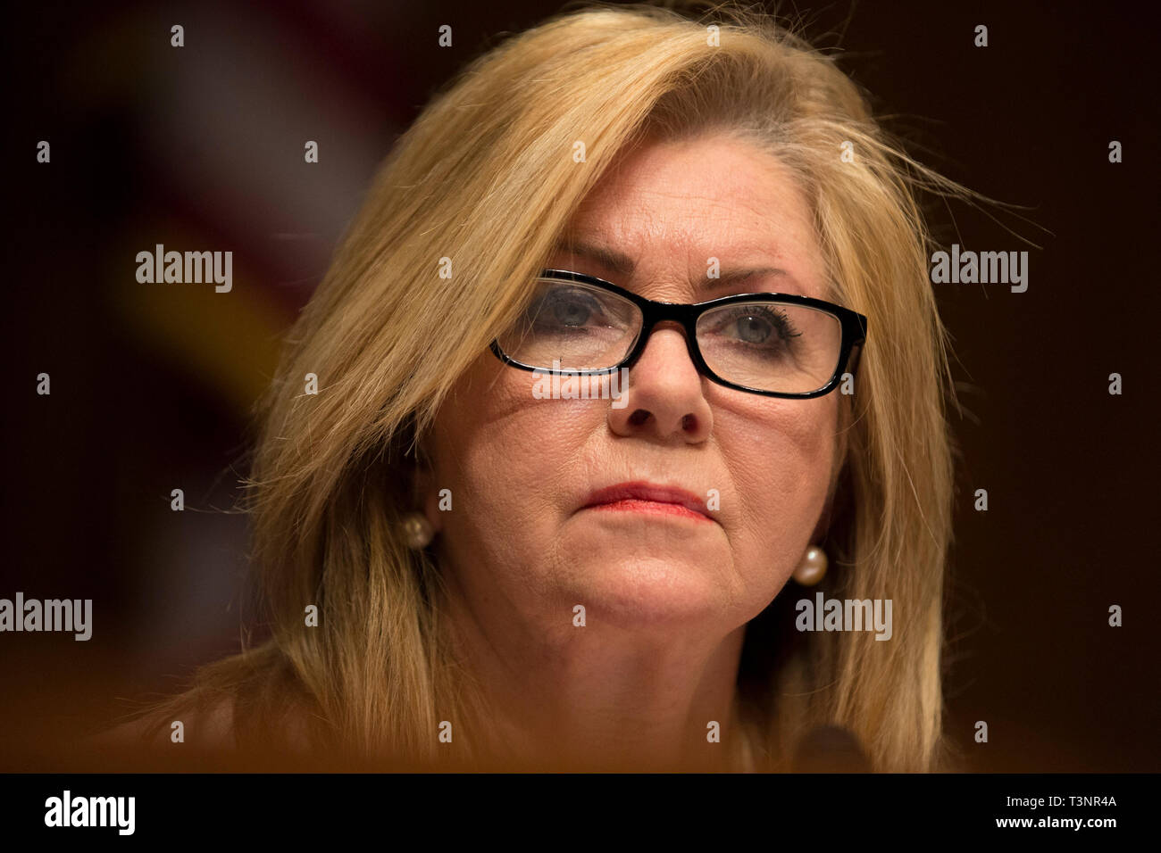 United States Senator Marcia Blackburn (Republikaner von Tennessee) Fragen Carlos Monje, Junior, der Direktor der öffentlichen Politik und Philanthropie an Twitter, und Neil Potts, der Politische Direktor bei Facebook, auf dem Capitol Hill in Washington DC am 10. April 2019. Credit: Stefani Reynolds/CNP | Verwendung weltweit Stockfoto United States Senator Marcia Blackburn (Republikaner von Tennessee) Fragen Carlos Monje, Junior, der Direktor der öffentlichen Politik und Philanthropie an Twitter, und Neil Potts, der Politische Direktor bei Facebook, auf dem Capitol Hill in Washington DC am 10. April 2019. Credit: Stefani Reynolds/CNP | Verwendung weltweit Stockfoto