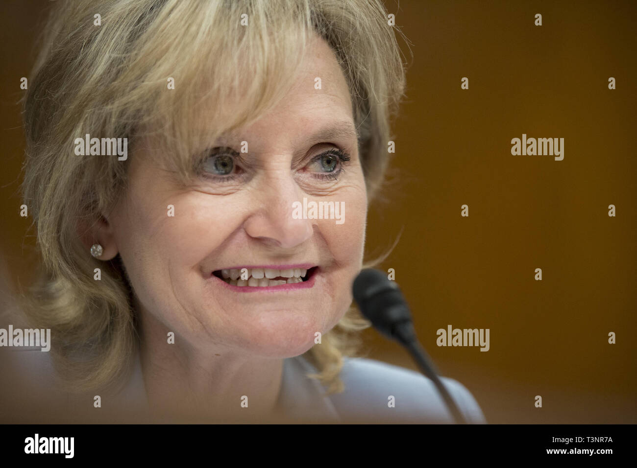 Washington, District of Columbia, USA. 10 Apr, 2019. United States Senator Cindy Hyde-Smith (Republikaner für Mississippi) Fragen Comptroller General der United States Government Accountability Office Gene Dodaro und Direktor des Congressional Budget Office Keith Hall auf dem Capitol Hill in Washington DC am 10. April 2019 Credit: Stefani Reynolds/CNP/ZUMA Draht/Alamy leben Nachrichten Stockfoto