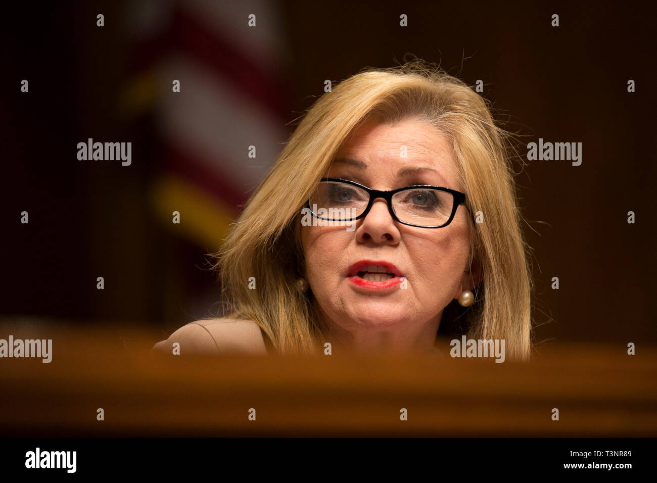 United States Senator Marcia Blackburn (Republikaner von Tennessee) Fragen Carlos Monje, Junior, der Direktor der öffentlichen Politik und Philanthropie an Twitter, und Neil Potts, der Politische Direktor bei Facebook, auf dem Capitol Hill in Washington DC am 10. April 2019. Credit: Stefani Reynolds/CNP | Verwendung weltweit Stockfoto United States Senator Marcia Blackburn (Republikaner von Tennessee) Fragen Carlos Monje, Junior, der Direktor der öffentlichen Politik und Philanthropie an Twitter, und Neil Potts, der Politische Direktor bei Facebook, auf dem Capitol Hill in Washington DC am 10. April 2019. Credit: Stefani Reynolds/CNP | Verwendung weltweit Stockfoto