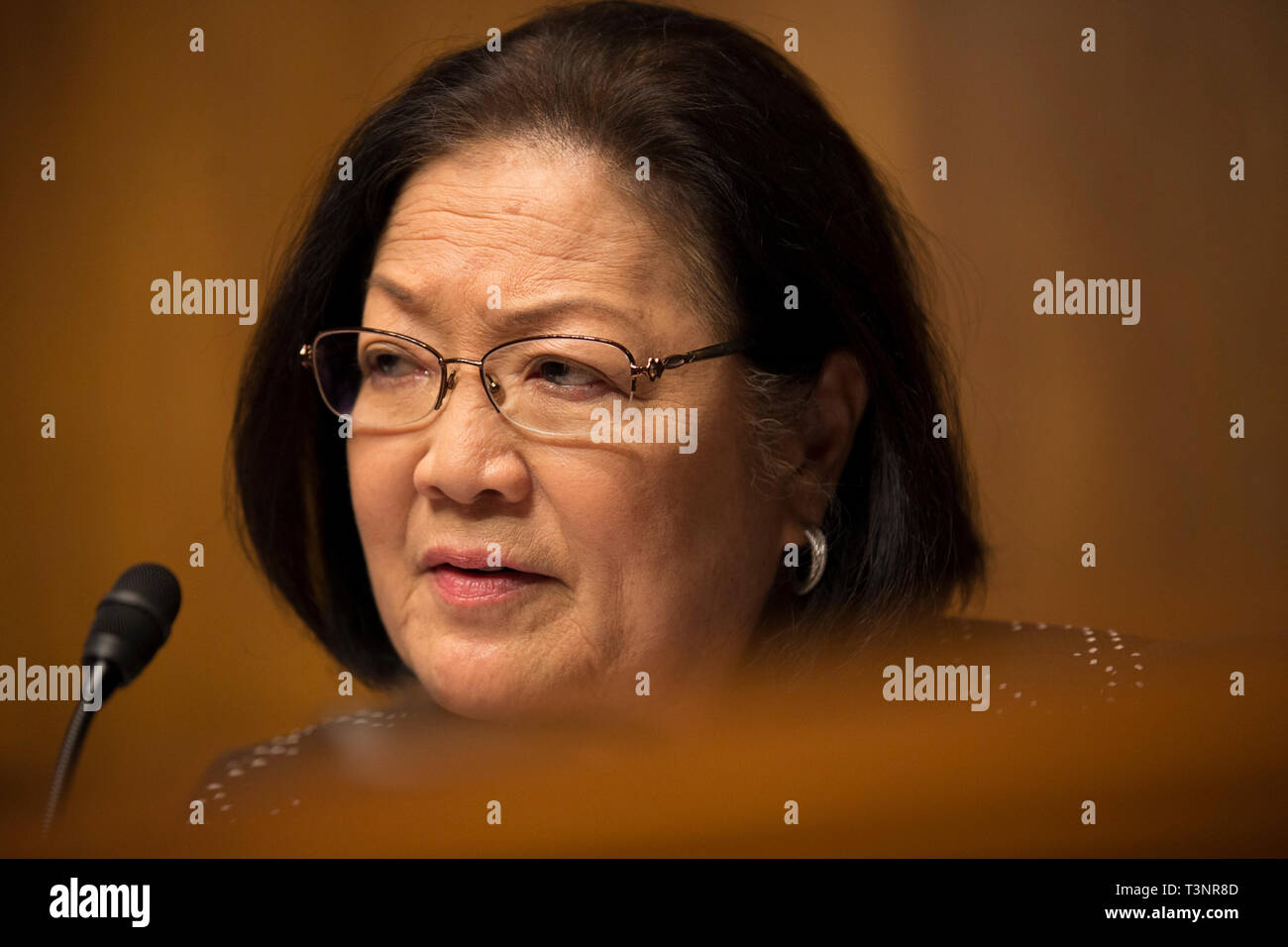 United States Senator Mazie Hirono (Demokrat von Hawaii) Fragen Carlos Monje, Junior, der Direktor der öffentlichen Politik und Philanthropie an Twitter, und Neil Potts, der Politische Direktor bei Facebook, auf dem Capitol Hill in Washington DC am 10. April 2019. Credit: Stefani Reynolds/CNP | Verwendung weltweit Stockfoto United States Senator Mazie Hirono (Demokrat von Hawaii) Fragen Carlos Monje, Junior, der Direktor der öffentlichen Politik und Philanthropie an Twitter, und Neil Potts, der Politische Direktor bei Facebook, auf dem Capitol Hill in Washington DC am 10. April 2019. Credit: Stefani Reynolds/CNP | Verwendung weltweit Stockfoto