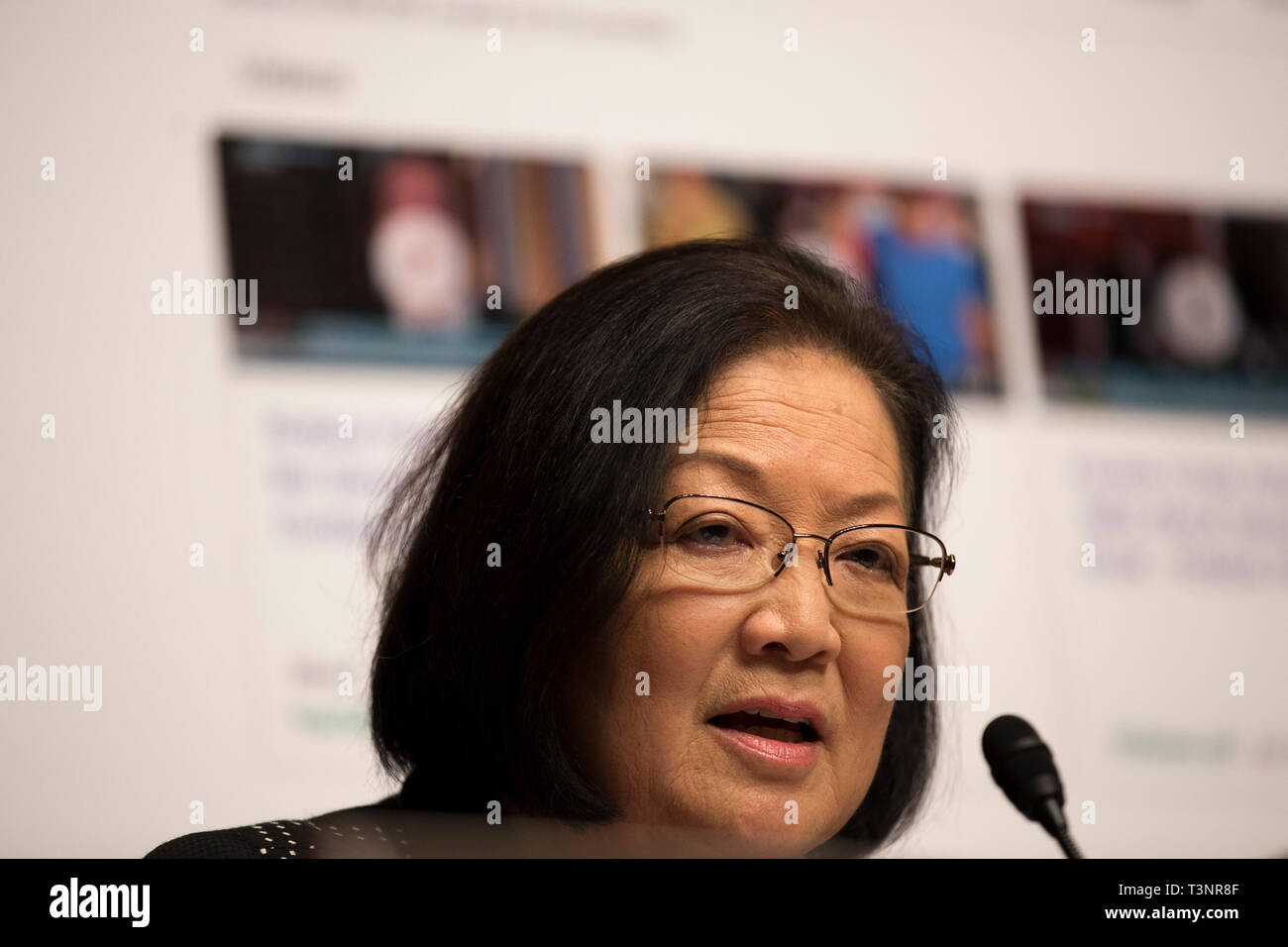 United States Senator Mazie Hirono (Demokrat von Hawaii) Fragen Carlos Monje, Junior, der Direktor der öffentlichen Politik und Philanthropie an Twitter, und Neil Potts, der Politische Direktor bei Facebook, auf dem Capitol Hill in Washington DC am 10. April 2019. Hinter ihr, sie angezeigt Google Ergebnisse, Theorien, die das Sandy Hook School shooting in 2012 waren gefälscht. Credit: Stefani Reynolds/CNP | Verwendung weltweit Stockfoto