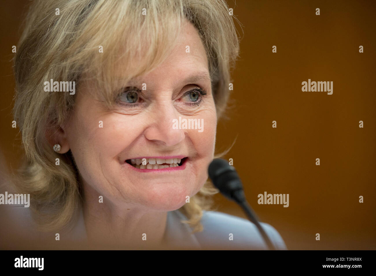 Washington, Vereinigte Staaten von Amerika. 10 Apr, 2019. United States Senator Cindy Hyde-Smith (Republikaner für Mississippi) Fragen Comptroller General der United States Government Accountability Office Gene Dodaro und Direktor des Congressional Budget Office Keith Hall auf dem Capitol Hill in Washington DC am 10. April 2019. Credit: Stefani Reynolds/CNP | Verwendung der weltweiten Kredit: dpa/Alamy leben Nachrichten Stockfoto