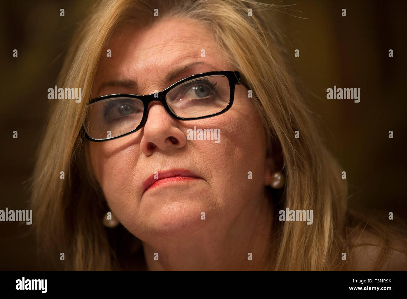 United States Senator Marcia Blackburn (Republikaner von Tennessee) Fragen Carlos Monje, Junior, der Direktor der öffentlichen Politik und Philanthropie an Twitter, und Neil Potts, der Politische Direktor bei Facebook, auf dem Capitol Hill in Washington DC am 10. April 2019. Credit: Stefani Reynolds/CNP | Verwendung weltweit Stockfoto United States Senator Marcia Blackburn (Republikaner von Tennessee) Fragen Carlos Monje, Junior, der Direktor der öffentlichen Politik und Philanthropie an Twitter, und Neil Potts, der Politische Direktor bei Facebook, auf dem Capitol Hill in Washington DC am 10. April 2019. Credit: Stefani Reynolds/CNP | Verwendung weltweit Stockfoto