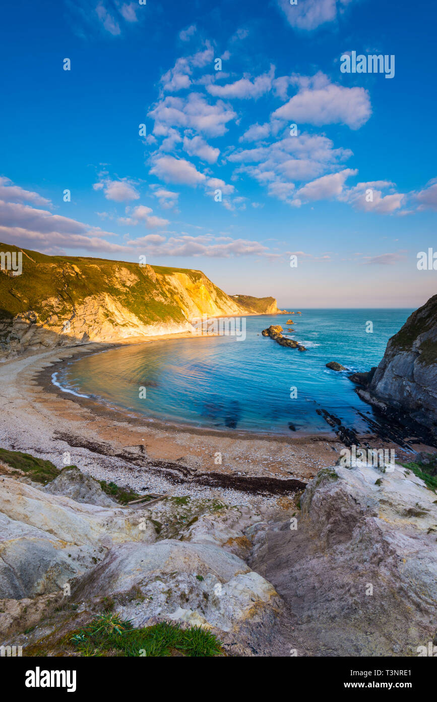 Man O'War Bay, Lulworth, Dorset, Großbritannien. 10 Apr, 2019. UK Wetter. Warme Frühlingssonne am späten Nachmittag bei Man O'War Bay am Lulworth in Dorset. Foto: Graham Jagd-/Alamy leben Nachrichten Stockfoto