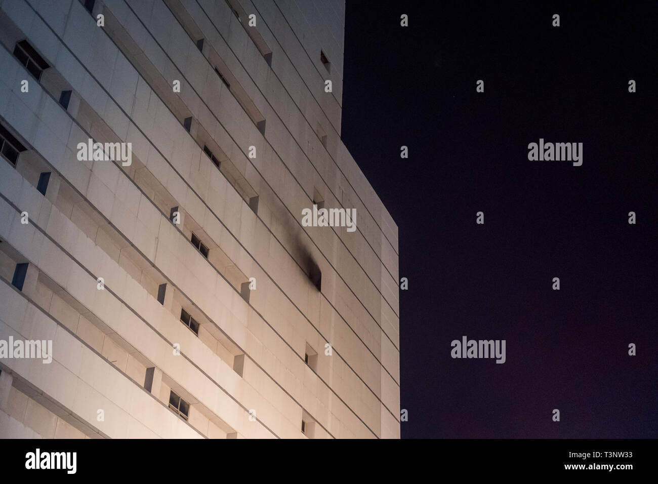 Rauch aus einem Fenster des Central World Gebäude während des Brandes. Grossbrand in einem Hotel in Bangkok und Shopping Mall. Das Feuer brach zwischen 5 Uhr und 6 Uhr und die Anzahl der Toten, Verletzten und Dinge zerstört ist noch nicht bestimmte, Central World, Bangkok. Stockfoto