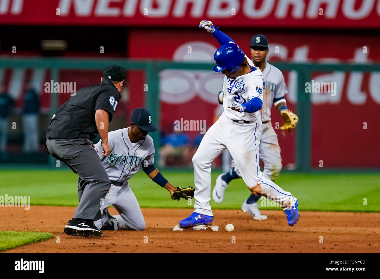 Kansas City, MO, USA. 10 Apr, 2019. Adalberto Mondesi (27) von den Kansas City Royals schlägt den Tag von Dee Gordon (9) der Seattle Mariners im vierten Inning am Kauffman Stadium in Kansas City, MO. Kyle Rivas/Cal Sport Media/Alamy leben Nachrichten Stockfoto