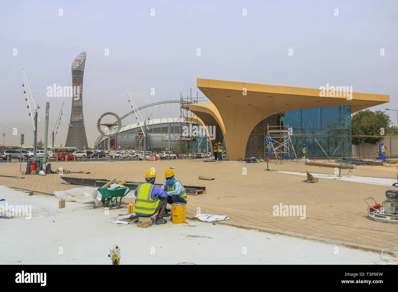 Doha, Katar. 11 Apr, 2019. Arbeiter an der Doha Metro rapid transit system in Sport City neben Al Khalifa International Stadium derzeit im Bau, die voraussichtlich bis Mitte 2019 noch vor der Eröffnung der Fußball-Weltmeisterschaft 2022 zu werden. Die U-Bahn mit vier Linien mit einer Gesamtlänge von 300 km und 100 Stationen Kredit bedienen: Amer ghazzal/Alamy leben Nachrichten Stockfoto