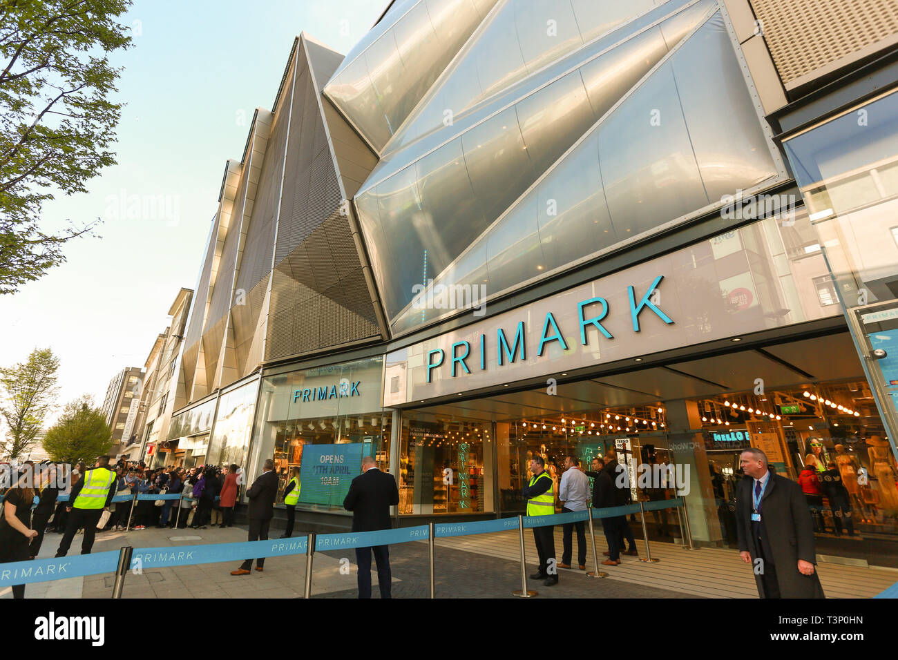 Birmingham, Großbritannien. 11 Apr, 2019. Die weltweit größte Primark Store öffnet heute in Birmingham, als Kunden in die Warteschlange ein. Credit: Peter Lopeman/Alamy leben Nachrichten Stockfoto