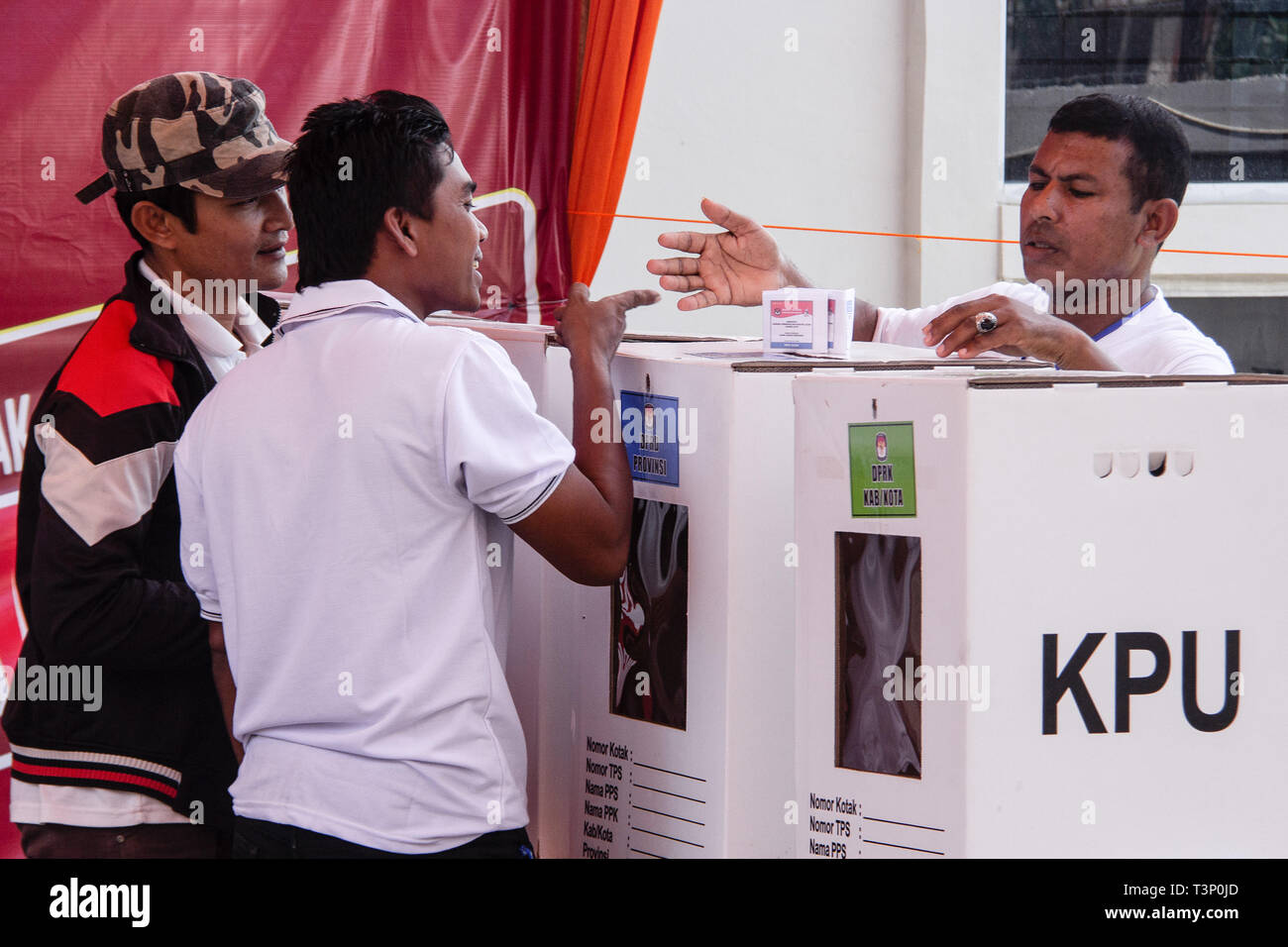 Lhokseumawe, Indonesien. 11 Apr, 2019. Männer gesehen, die miteinander sprechen, bevor sie ihre Stimme bei der Wahl zum Präsidenten, Vizepräsidenten und Präsidentschaftskandidaten legislative Kandidaten in Lhokseumawe, Provinz Aceh, Indonesien. Wahlen in Indonesien in der nächsten Woche beginnen am Mittwoch, den 17. April 2019. Credit: SOPA Images Limited/Alamy leben Nachrichten Stockfoto