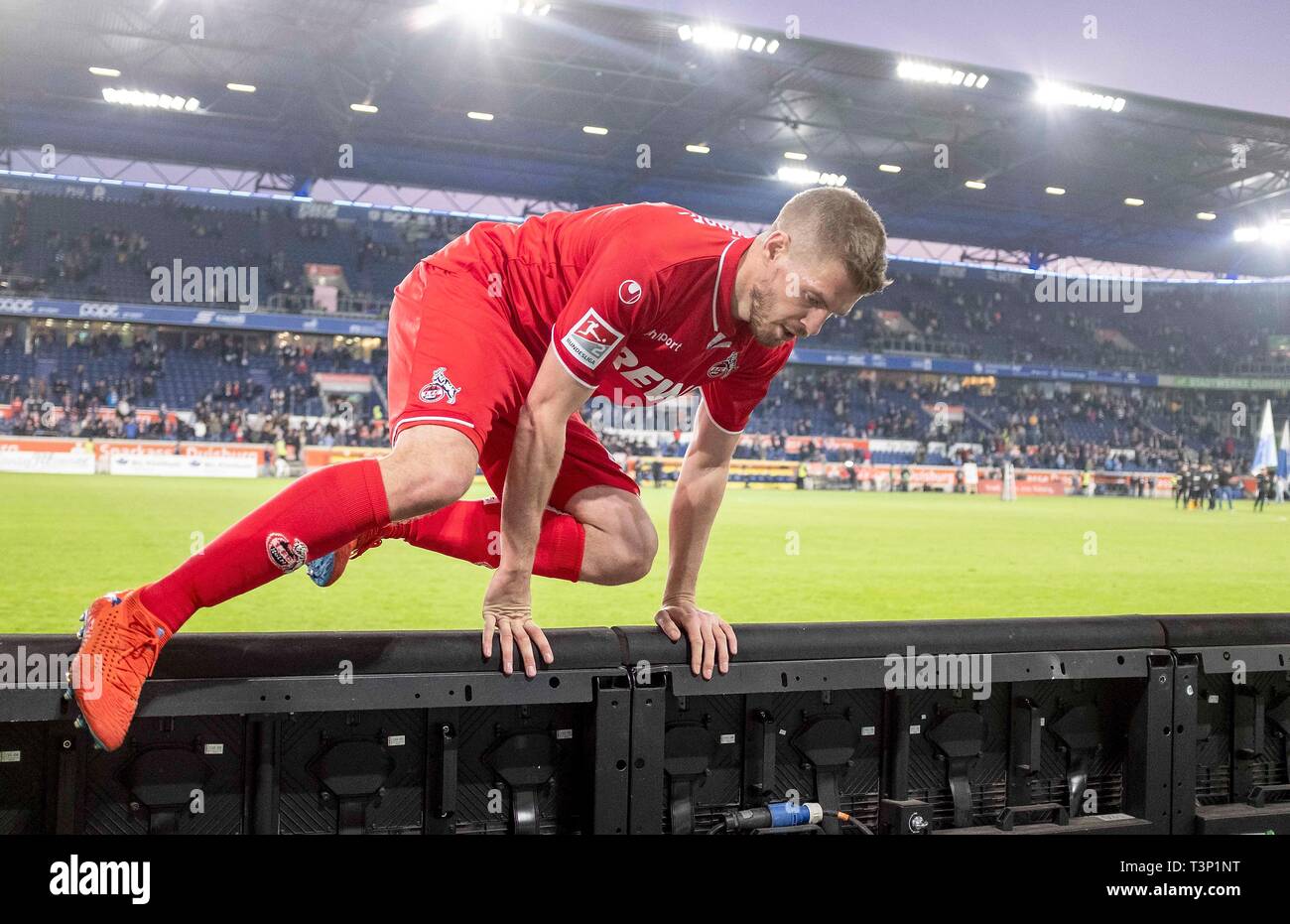 Duisburg, Deutschland. 11 Apr, 2019. Simon Terodde (K) springt nach dem Spiel über einen Schleifring, Fußball 2. 1. Fussballbundesliga, 26. Spieltag MSV Duisburg (DU)-FC Köln (K) 4:4, am 10.04.2019 in Duisburg/Deutschland. ##DFL-Bestimmungen verbieten die Verwendung von Fotografien als Bildsequenzen und/oder quasi-Video## € | Nutzung der weltweiten Kredit: dpa/Alamy leben Nachrichten Stockfoto